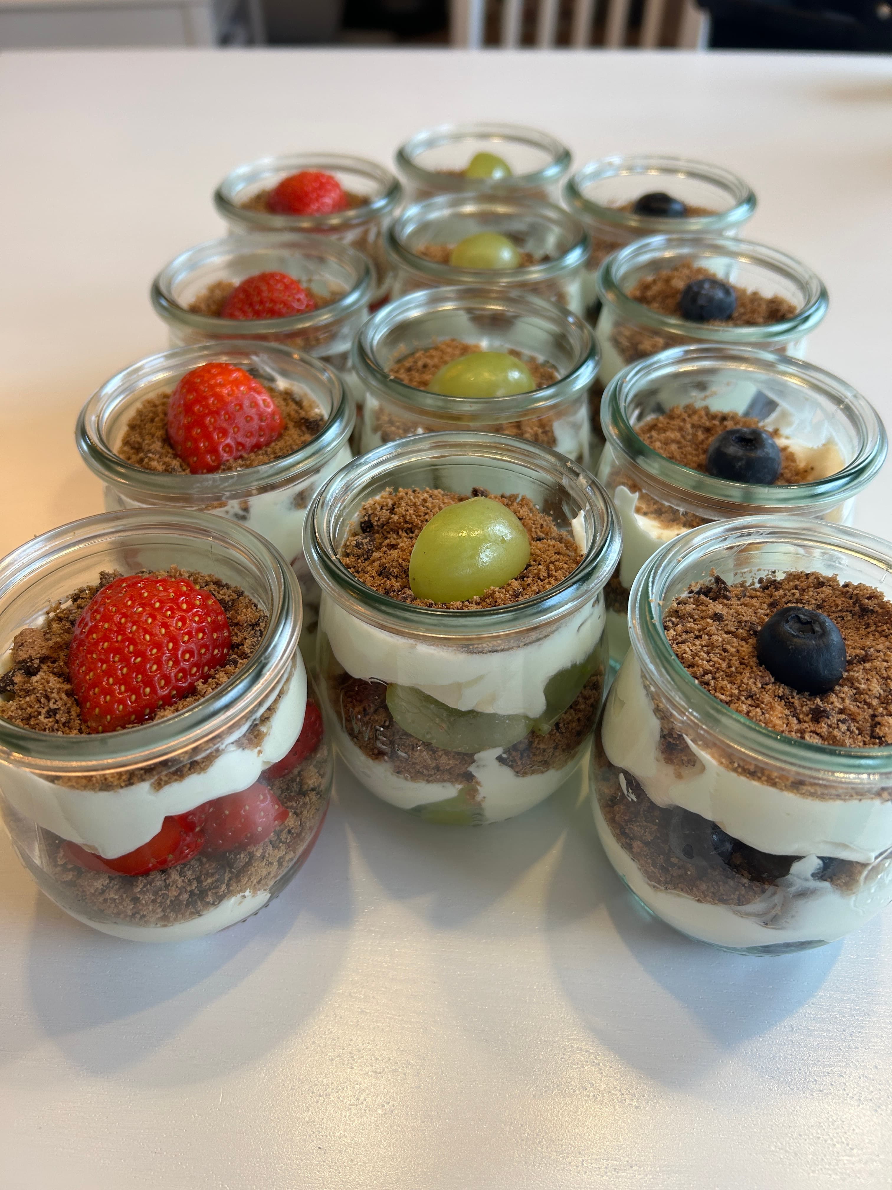 Dessert mit Heidelbeeren, Erdbeeren und Weintrauben