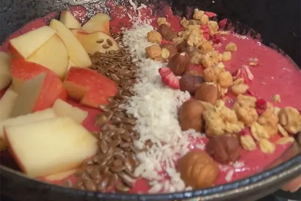Frühstücks-Bowl mit Waldbeeren und Leinsamen