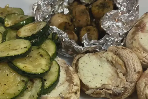 Gegrillte Champignons mit Knoblauch und Frischkäse