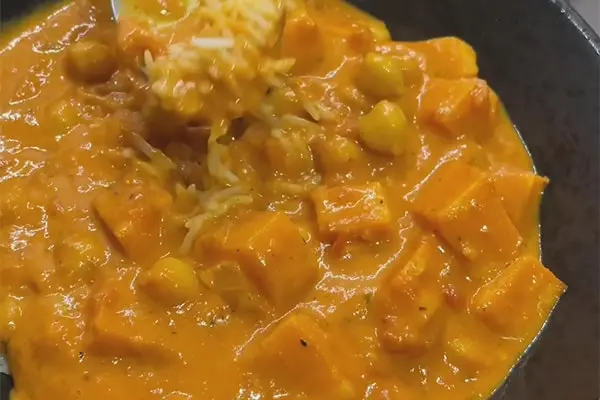 Indisches Süßkartoffel-Kichererbsen Curry