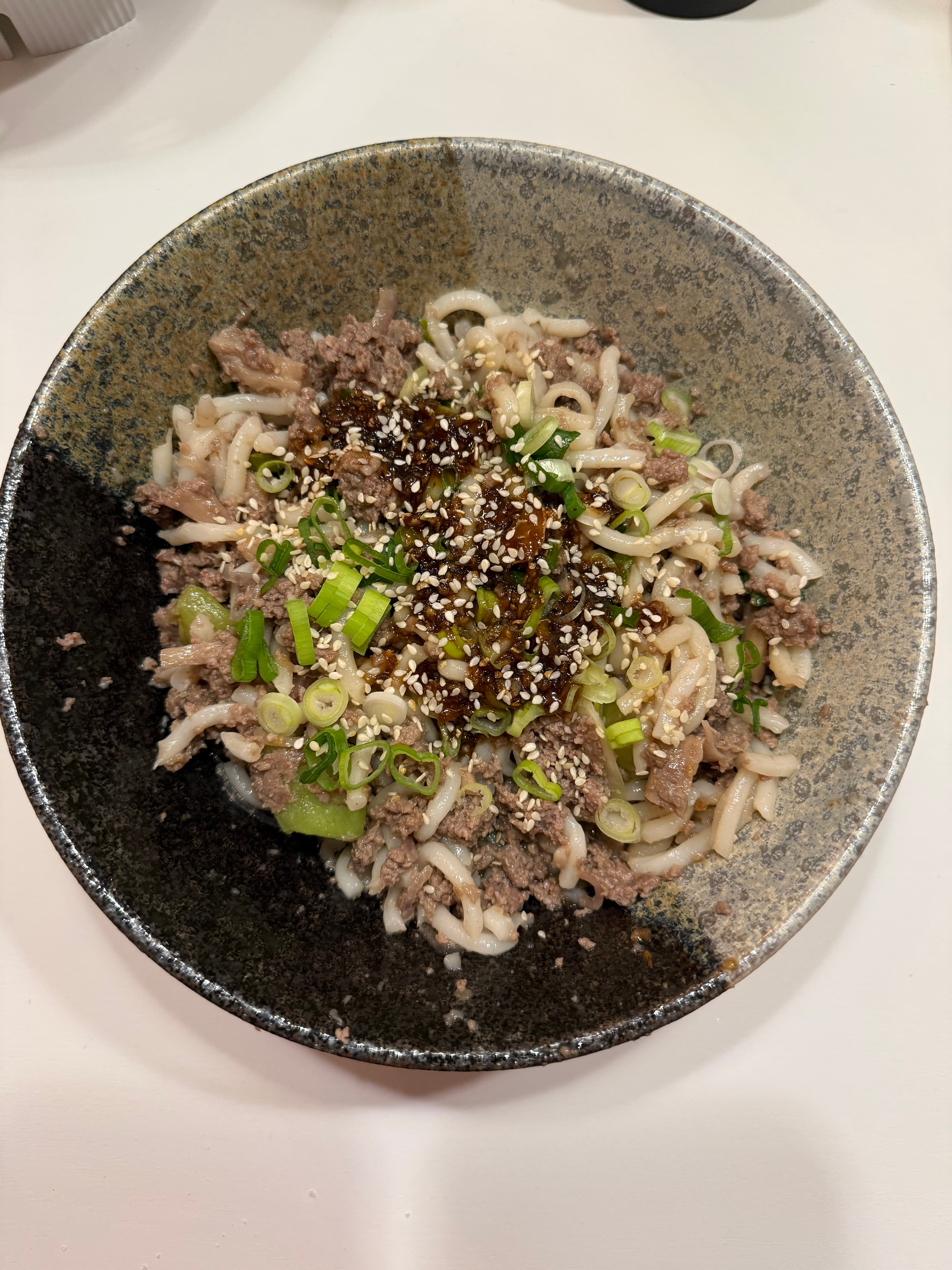 Japanische Udon-Nudeln mit Hackfleisch