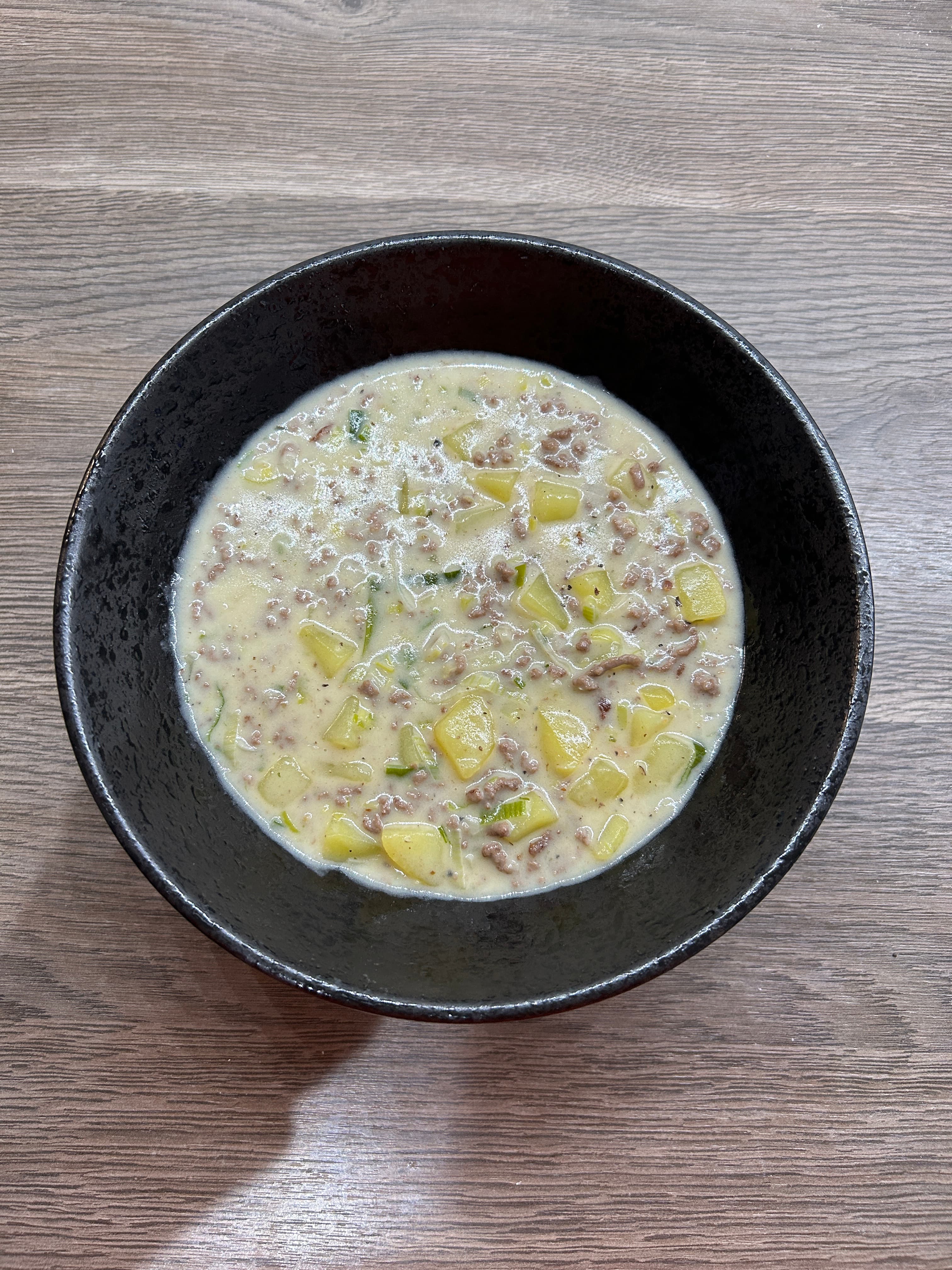 Käse-Lauchsuppe mit Kartoffeln und Hackfleisch