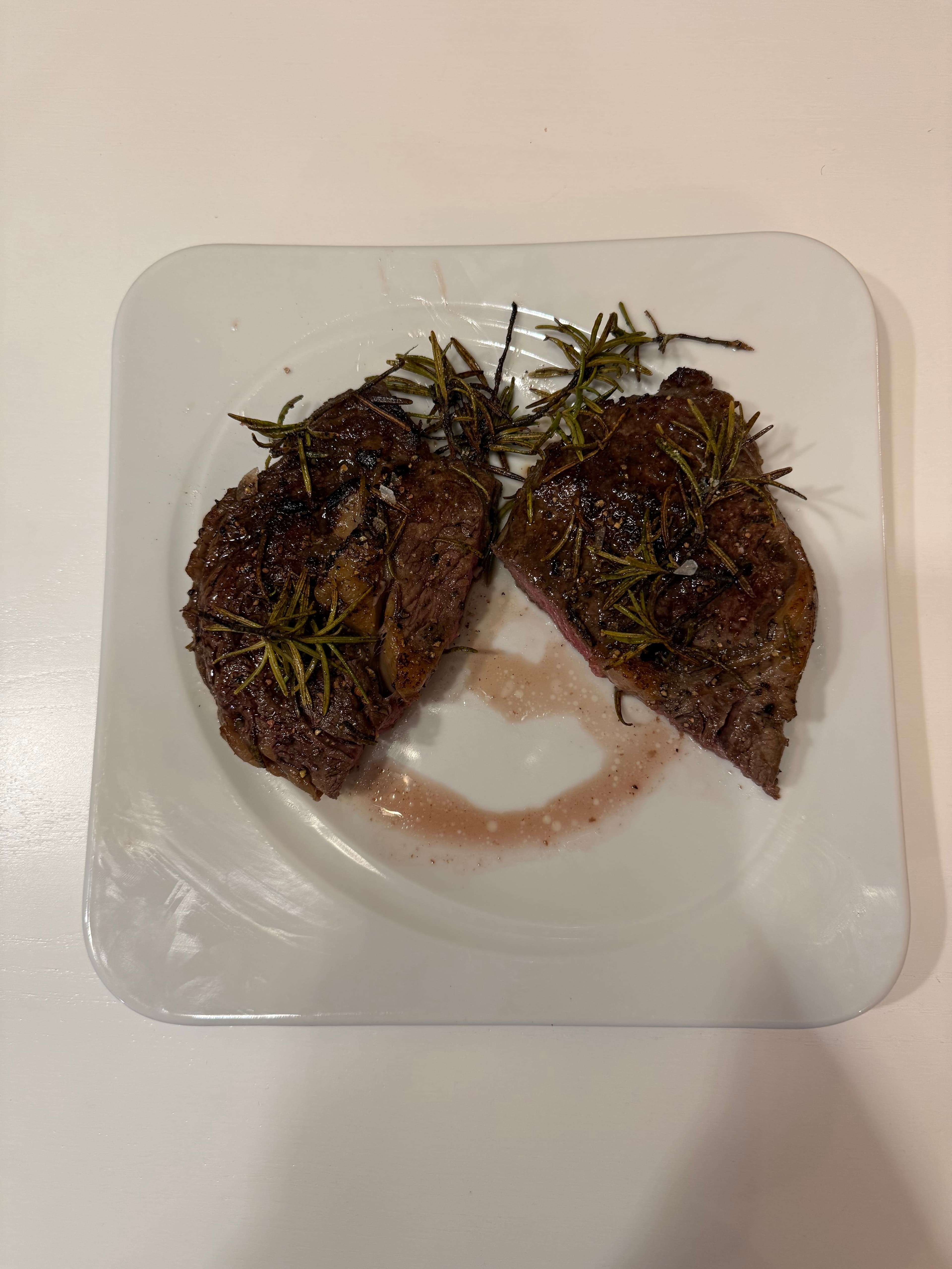 Rib-Eye-Steak in der Pfanne