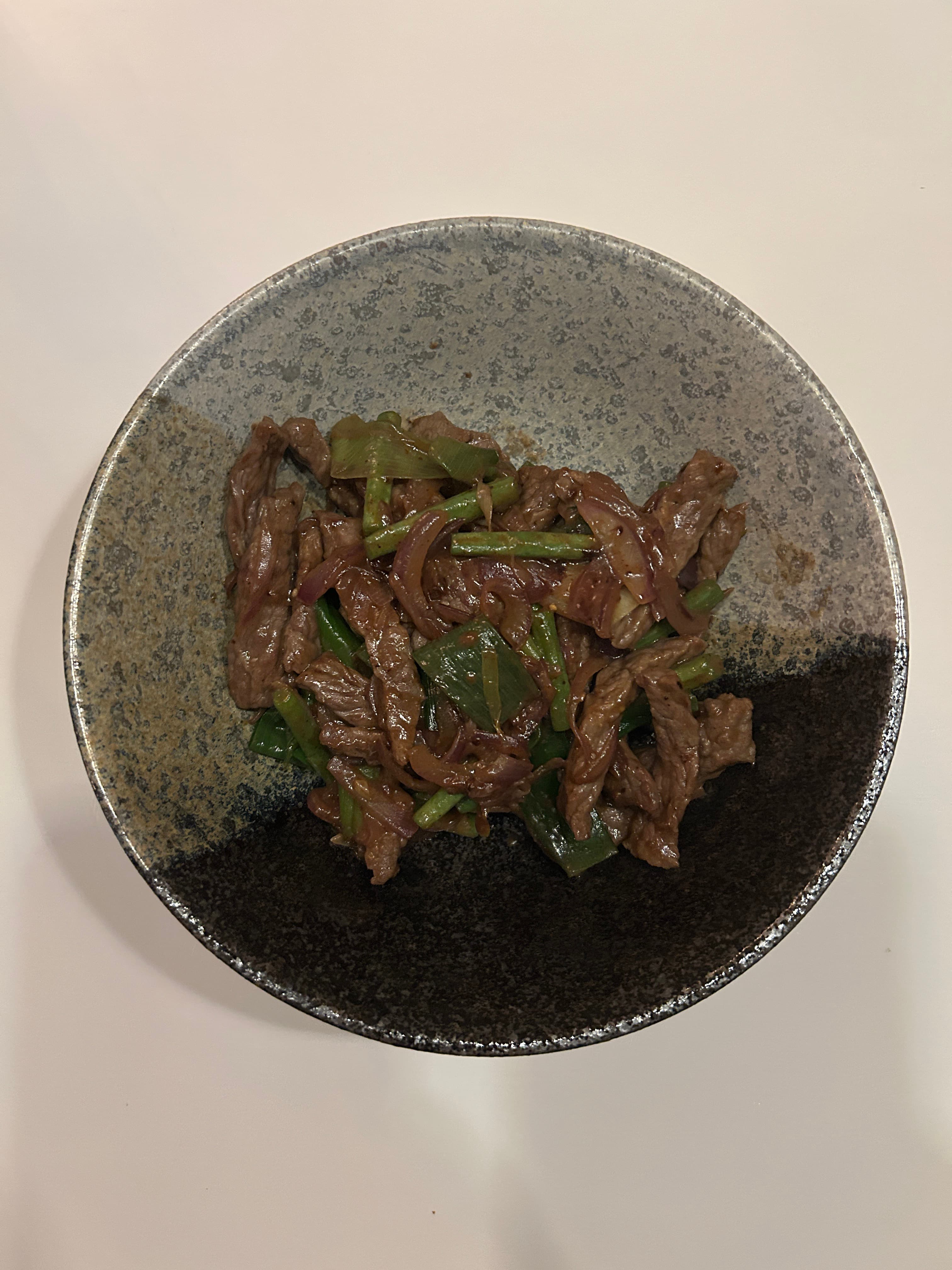 Rindfleisch mit Zwiebeln