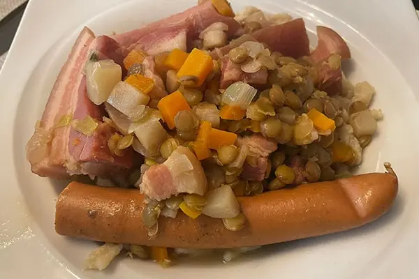 Schwäbische Linsen mit Spätzle und Saitenwürstchen