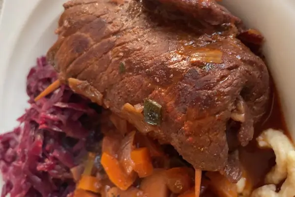 Schwäbische Rinderrouladen mit Spätzle und Apfelrotkohl