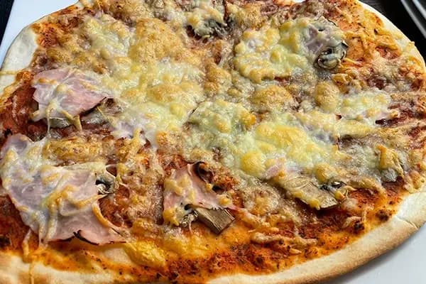 Der beste Pizzateig mit Tomatensoße