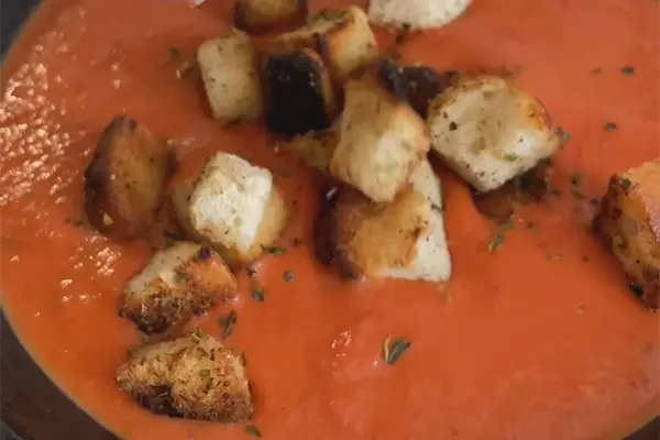 Tomatensuppe mit Croûtons