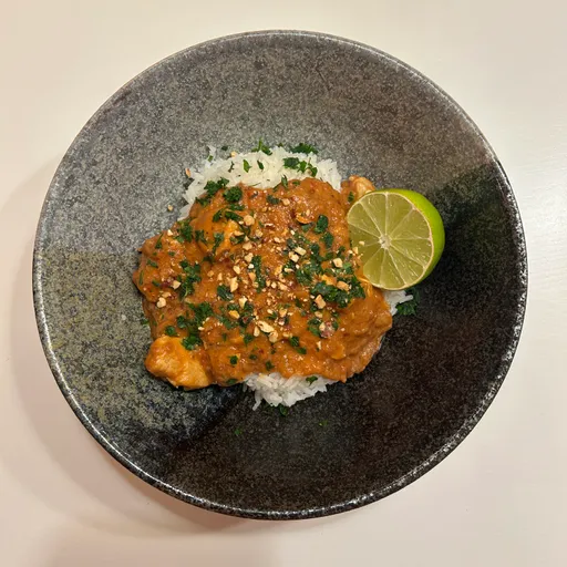 Afrikanischer Erdnuss Hähnchen Topf