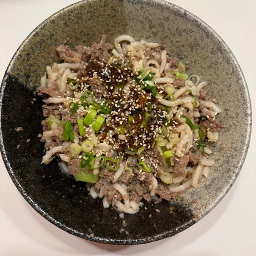 Japanische Udon-Nudeln mit Hackfleisch