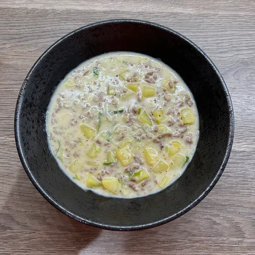 Käse-Lauchsuppe mit Kartoffeln und Hackfleisch
