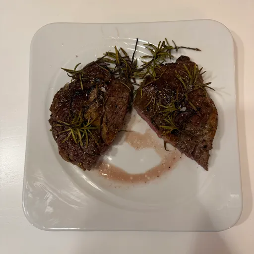 Rib-Eye-Steak in der Pfanne