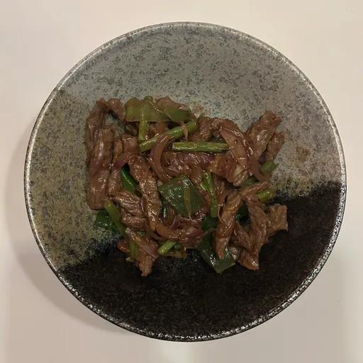 Rindfleisch mit Zwiebeln
