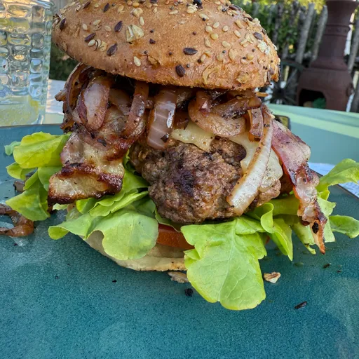 Schneller Cheeseburger mit selbstgemachtem Patty